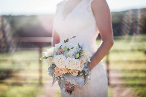 Bellissimo bouquet da sposa nelle mani della sposa