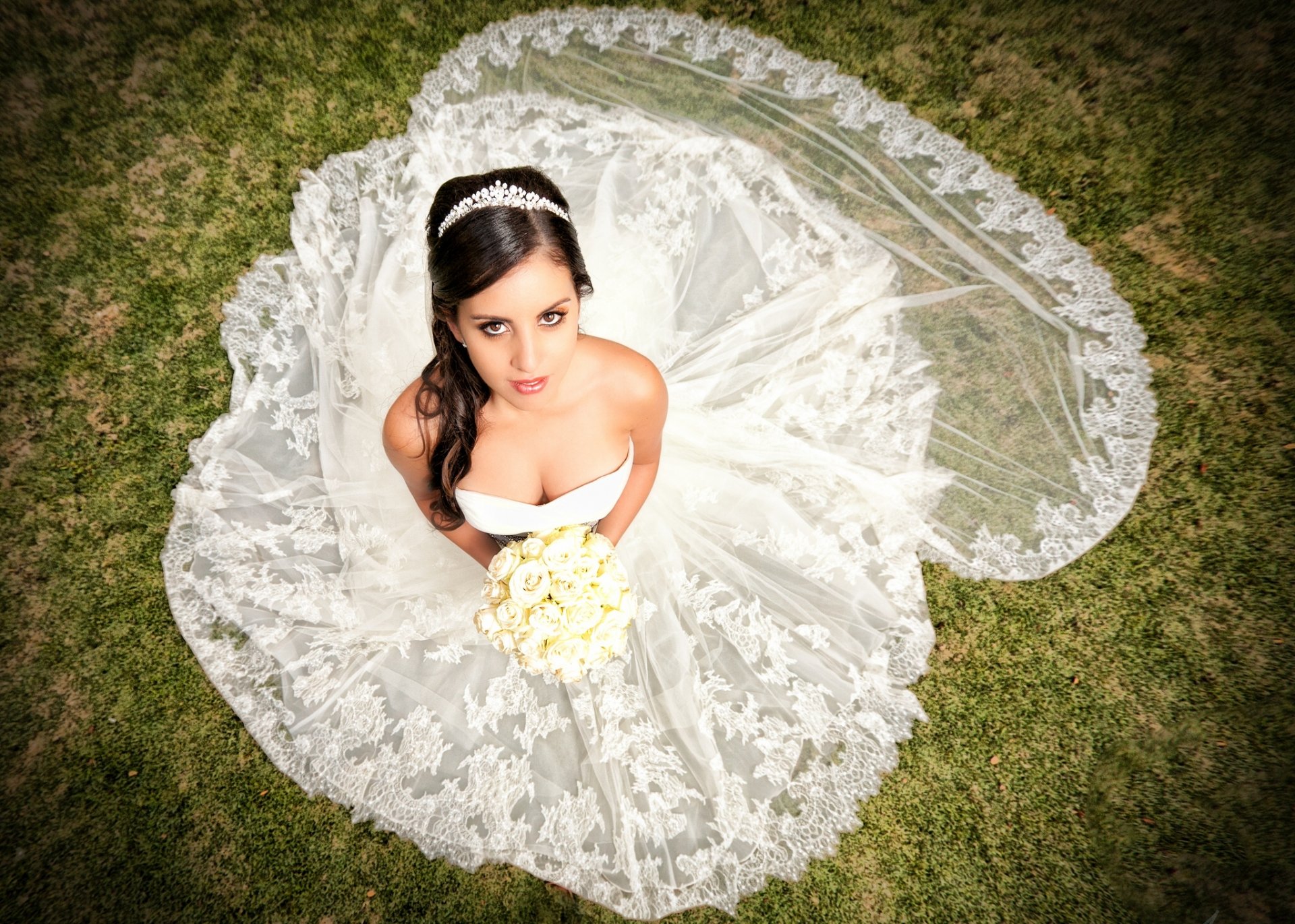 mariage mariée fille robe décolleté bouquet fleurs diadème regard