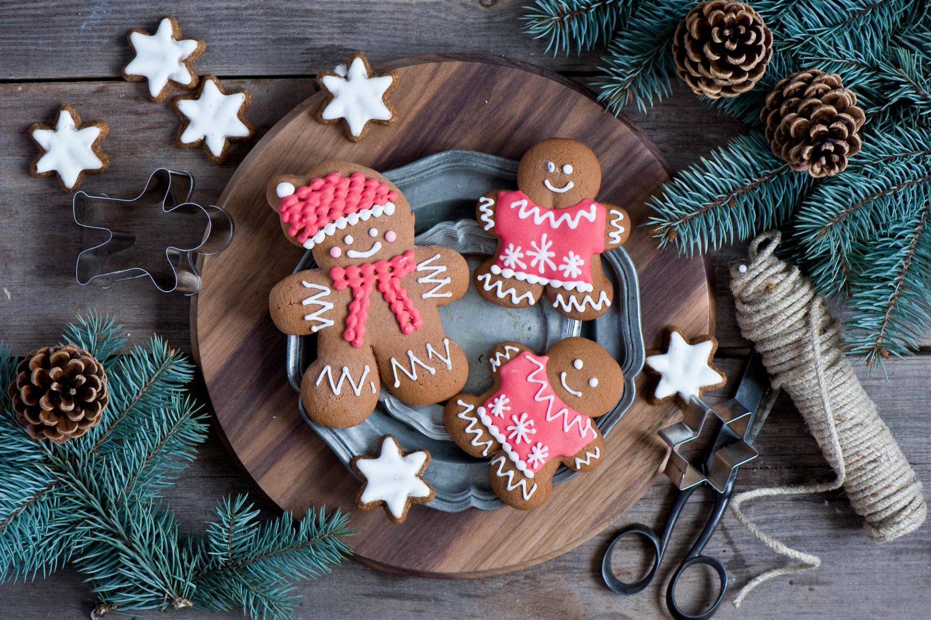 galletas pasteles pan de jengibre hombres figuras postre dulces comida plato ramas abeto conos invierno vacaciones año nuevo navidad