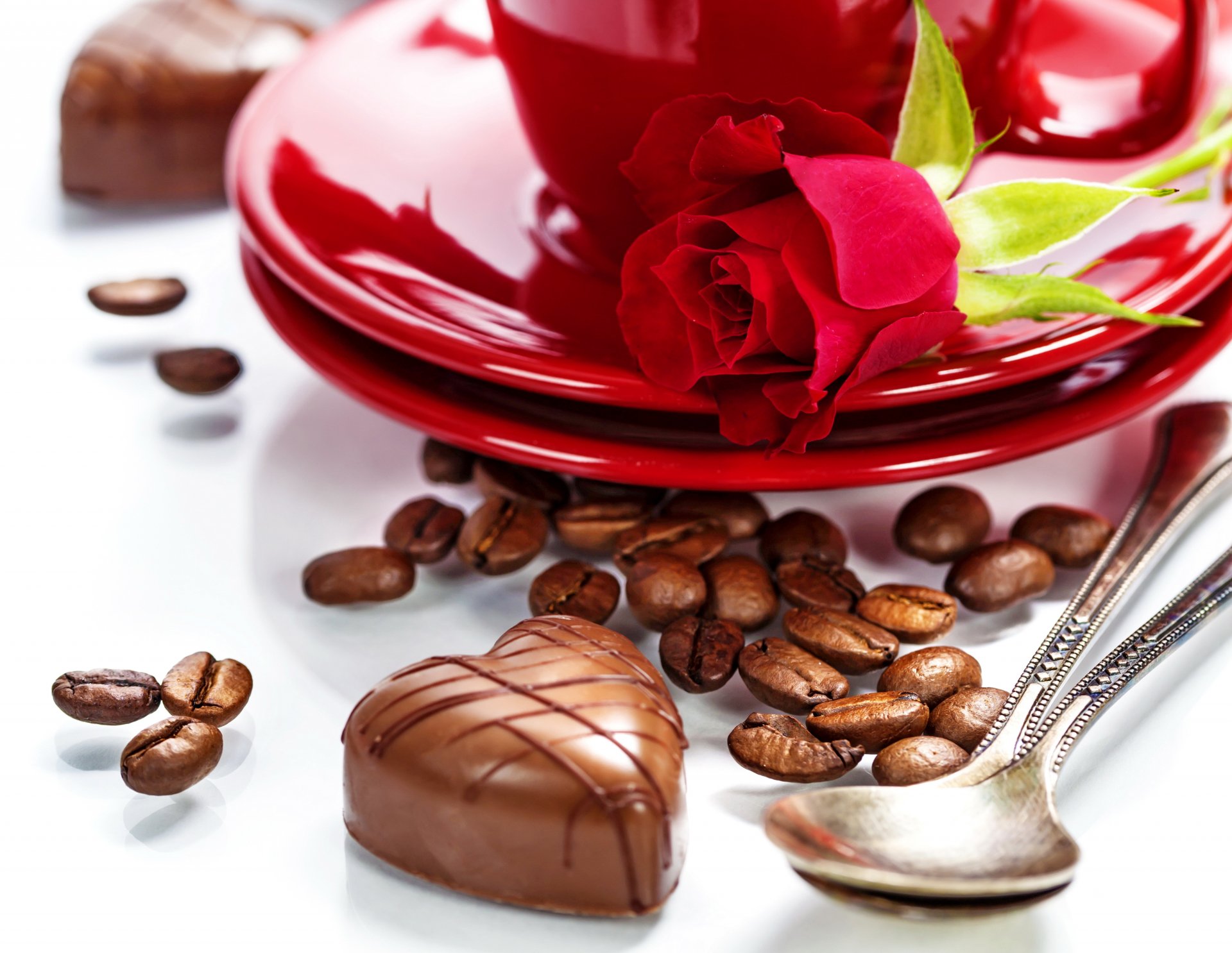 amore romantico rose rosa cuore caramelle cioccolato caffè cucchiaio piatto