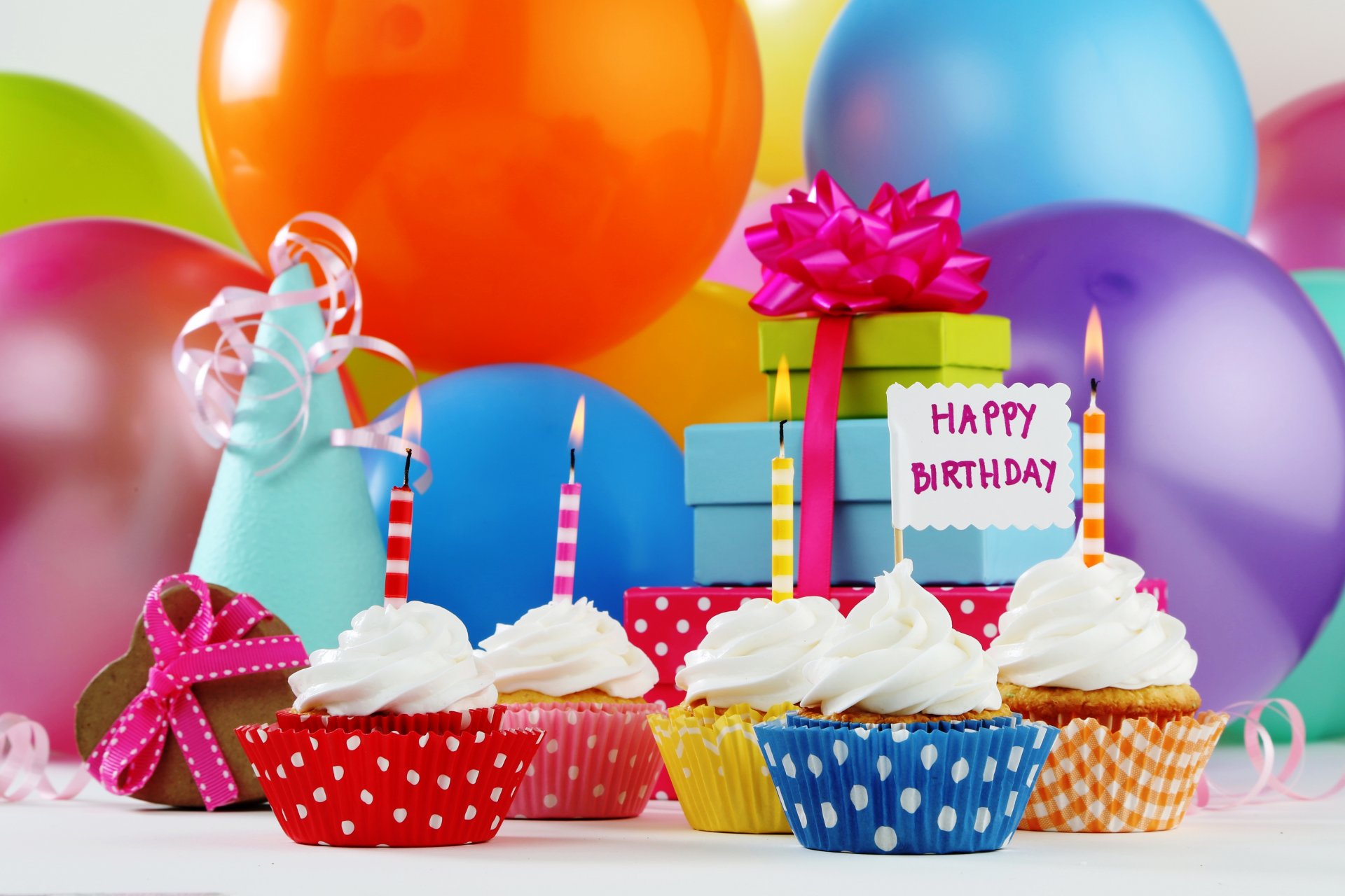 joyeux anniversaire cupcake anniversaire ballons bougies cupcakes cadeaux