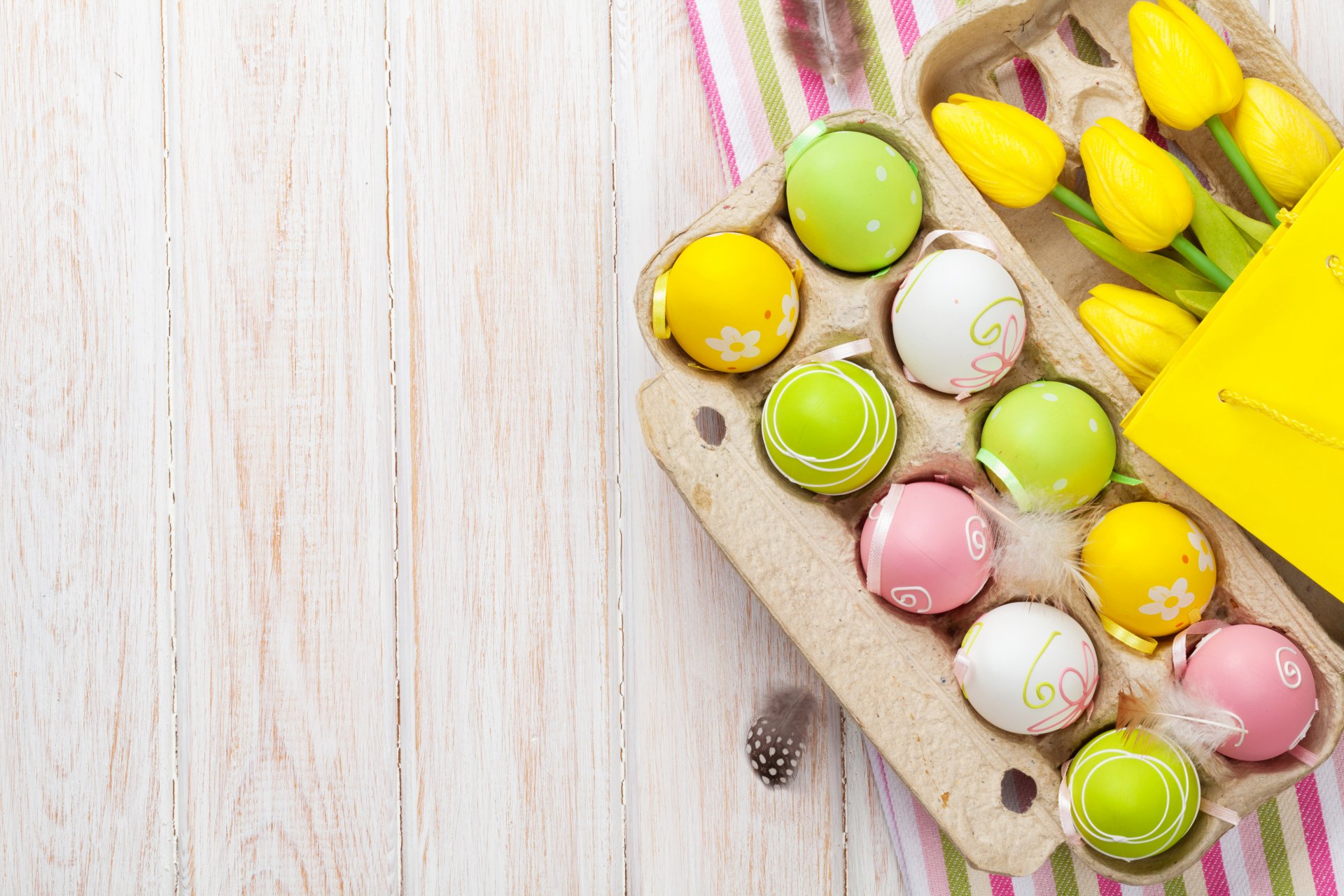 pasqua fiori tulipani gialli scatola uova