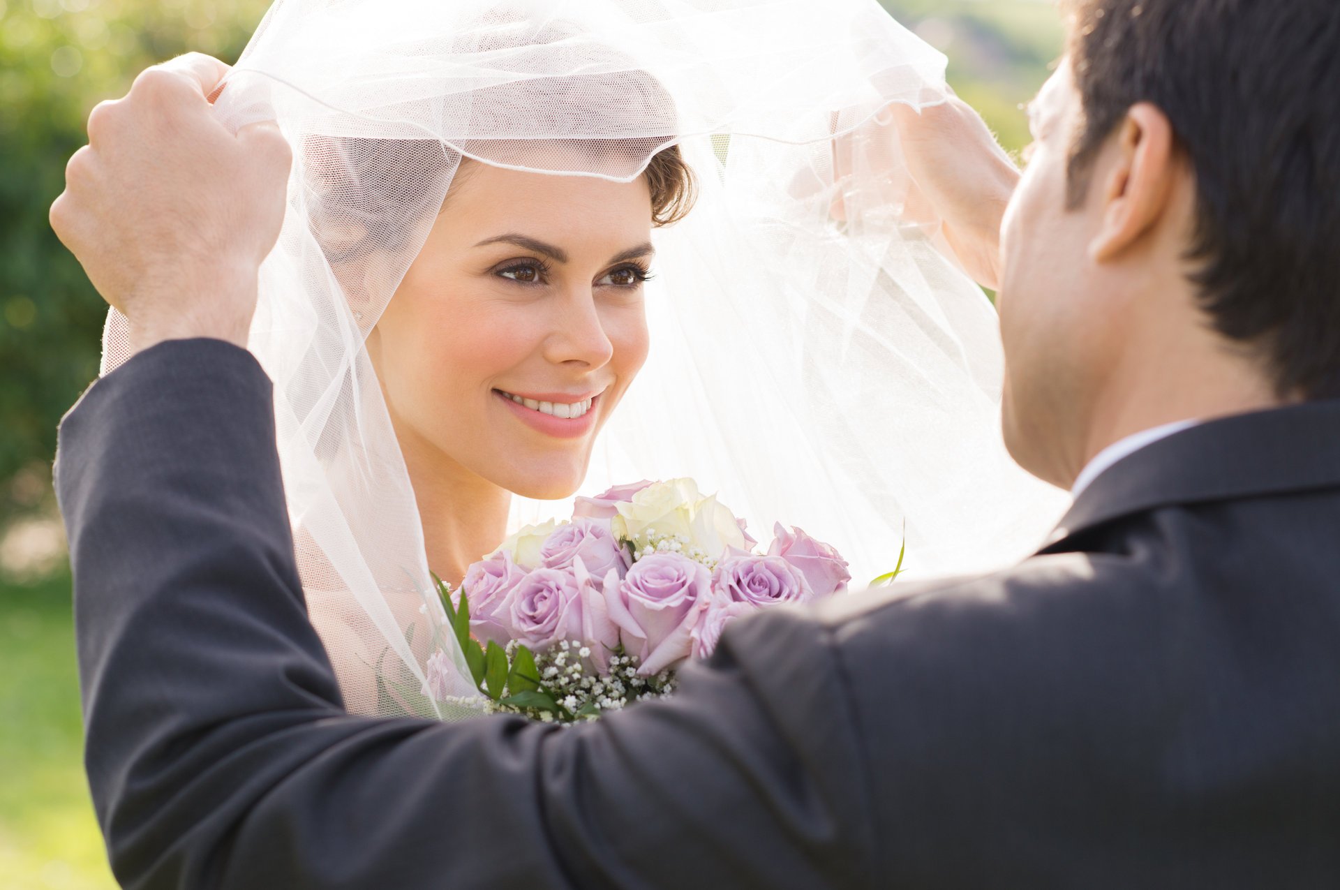 marié mariée voile fleurs bouquet mariage sourire