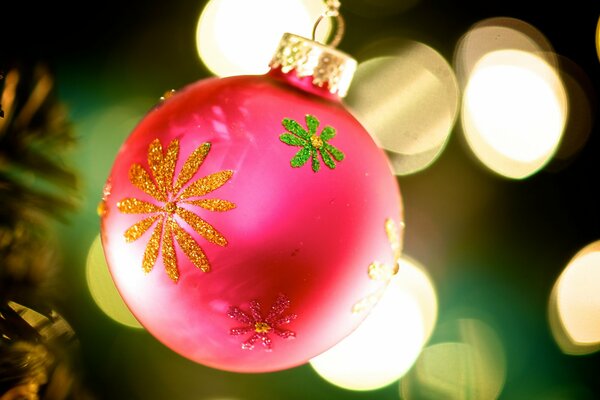 Bellissimo albero di Natale rosa con fiori gialli, rossi e verdi di paillettes