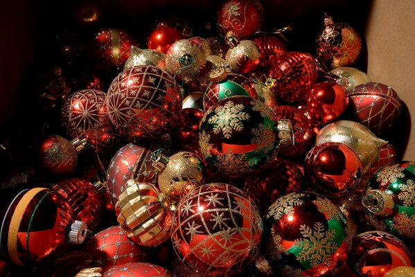 Roter Weihnachtsschmuck in einem Haufen