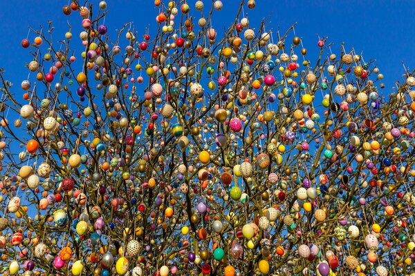 Ein Baum, der mit bunten Eiern gehängt ist