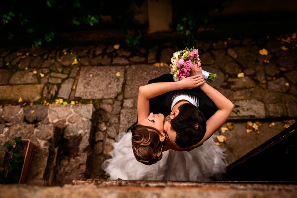 Photoshoot de la mariée et le marié avec un bouquet