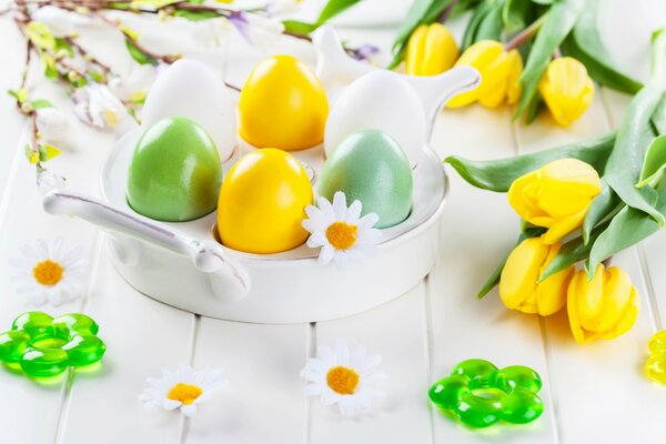 Huevos de Pascua con tulipanes y Margarita