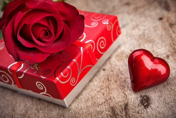 Geschenkbox mit Herz und Rose