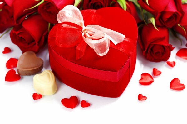 Regalo romántico con rosas y corazones