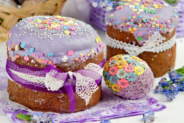 Bright Easter cakes with icing