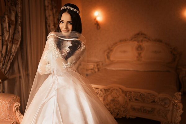 Hermosa novia en vestido blanco