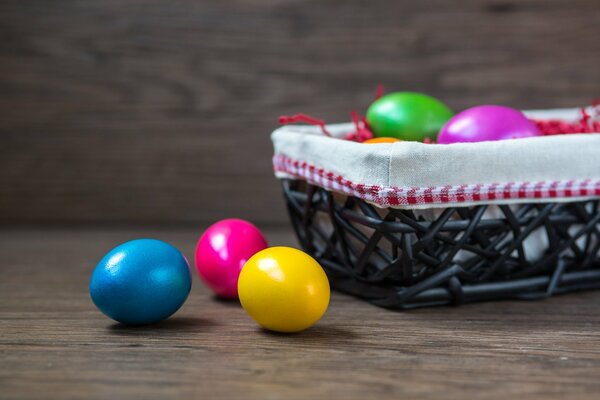 Huevos de Pascua en una cesta