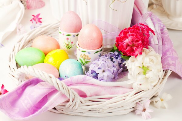 Huevos de Pascua pintados con jacintos