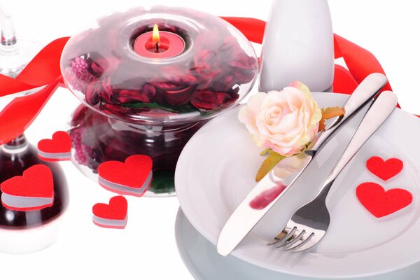 Servicio de mesa para una cena romántica