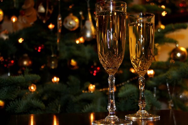 Bicchieri di champagne sul tavolo di Capodanno