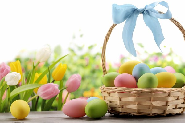 Panier avec arc bleu et oeufs de Pâques