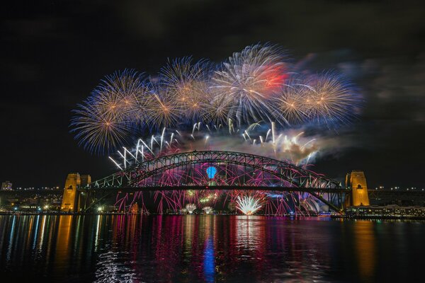 Feuerwerk über der Harbour Bridge in Sydney