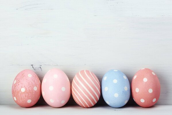 Huevos de Pascua en rosa