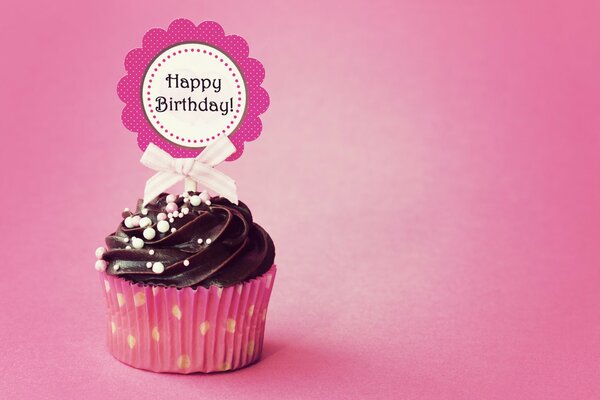 Cupcake de chocolate con logo de cumpleaños