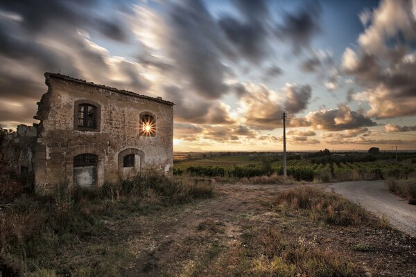 Haus im Feld bei Sonnenuntergang