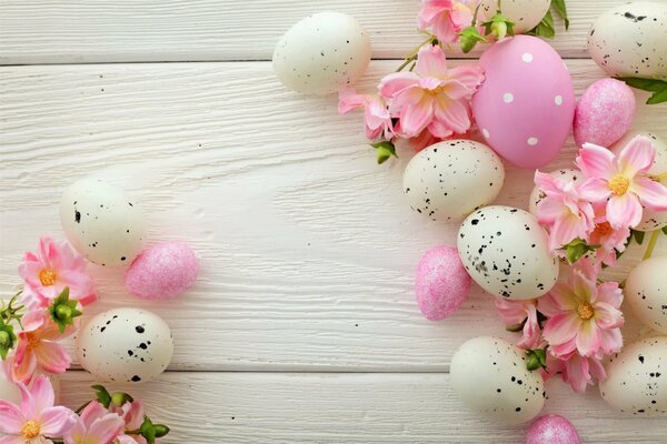 Decoración de Pascua. Huevos y flores teñidas