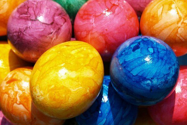 Huevos de Pascua pintados con diferentes colores