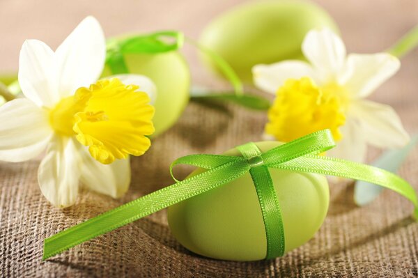 Decoración de huevos con flores para Pascua