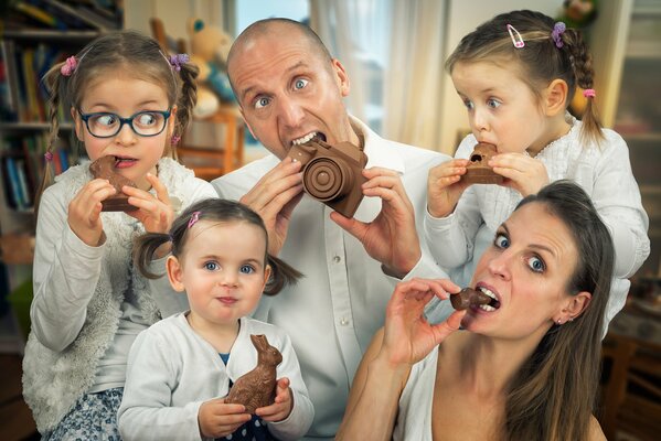 Familia en la fiesta de la Santa Pascua todos juntos comen chocolate festivo