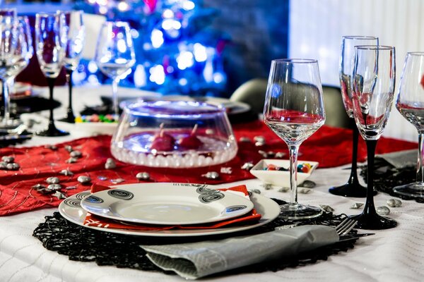 Table de service avec des verres et des assiettes