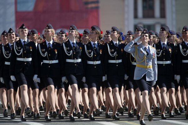 Las chicas militares marchan en la Plaza roja. La Plaza roja se llena el día de la Victoria