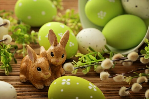 Lièvres mignons pour la décoration de Pâques et saule sur fond