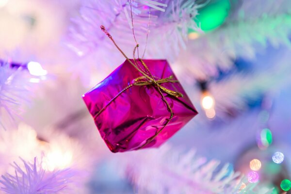 Boîte rose sur l arbre de Noël avec rétro-éclairage