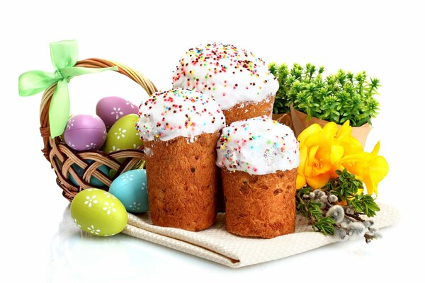 Gesegnetes Ostern. Gefärbte Eier, Kuchen und Blumen