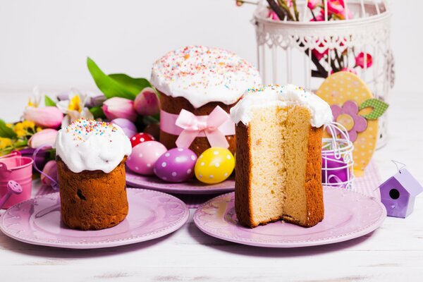 Pasteles de Pascua y huevos pintados