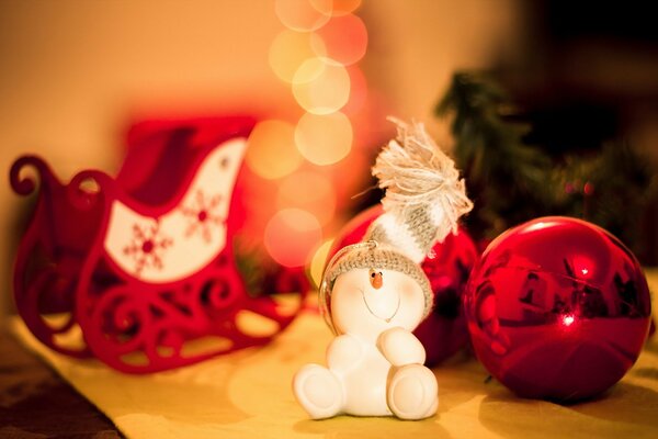 Silvester-Schneemann am Weihnachtsbaum mit Mütze