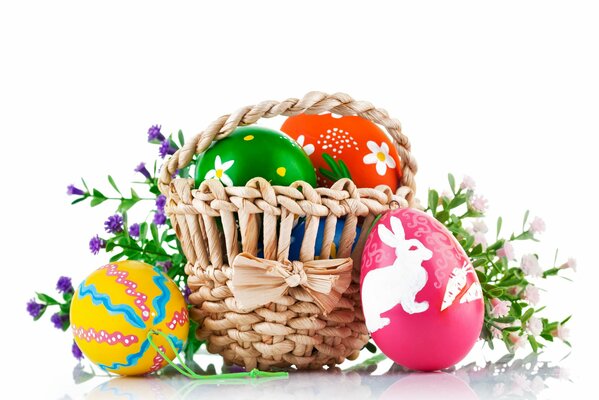 Cesto di vimini con uova di Pasqua