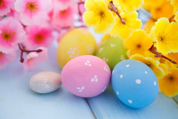 Huevos de Pascua con patrones en el fondo de flores amarillas y Rosadas