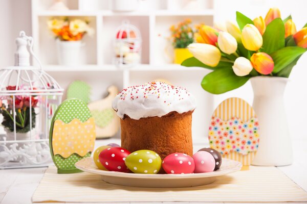 Pastel de Pascua con huevos de colores en la mesa festiva