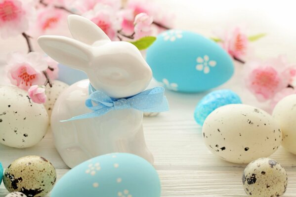 Lapin de Pâques. Oeufs de Pâques blancs mouchetés et bleus à fleurs