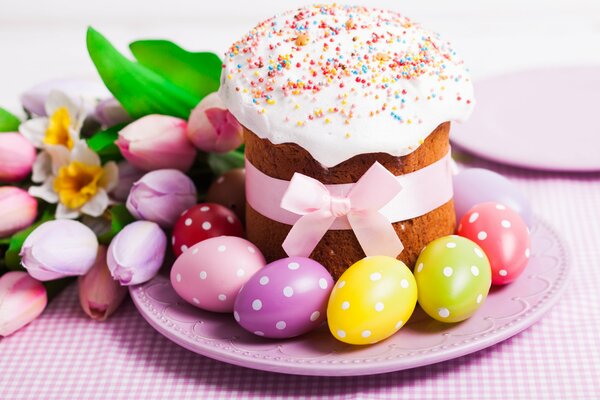 Beau gâteau en forme de Pâques