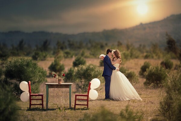 Hochzeits-Fotoshooting für das Brautpaar. Die Hochzeit ist das wichtigste Ereignis zweier verliebter Menschen. Die Braut und der Bräutigam sind schön und glücklich, fotografiert zu werden