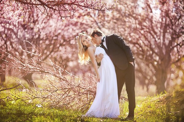 Foto de la boda de la feliz novia y el novio en la arboleda