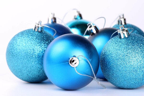 Boules bleues de Noël sur fond blanc