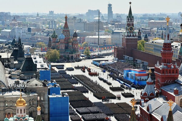 Moskau feiert den Tag des Sieges mit dem ganzen Land. Die Hauptvorstellung findet auf dem roten Platz statt