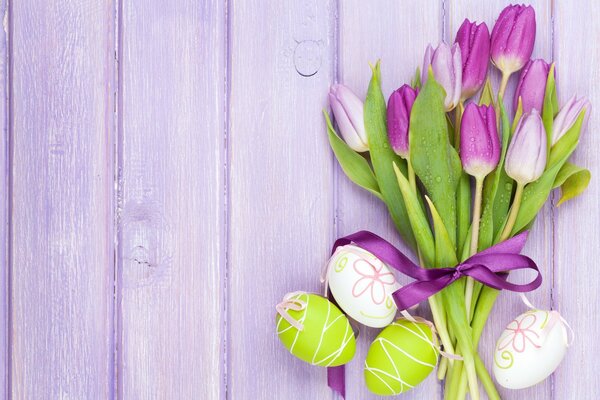 Oeufs de Pâques et bouquet de tulipes