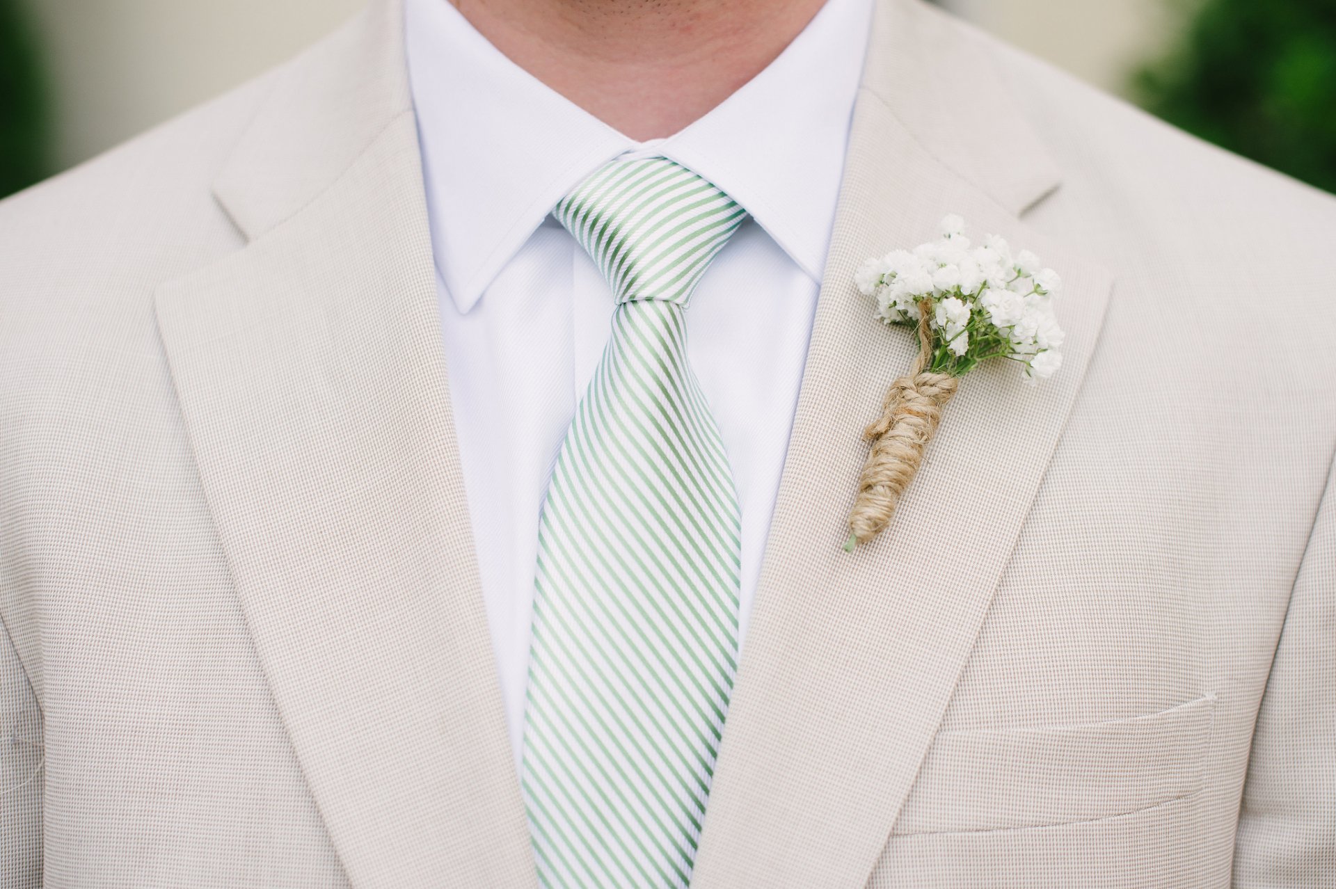 uit necktie groom flower