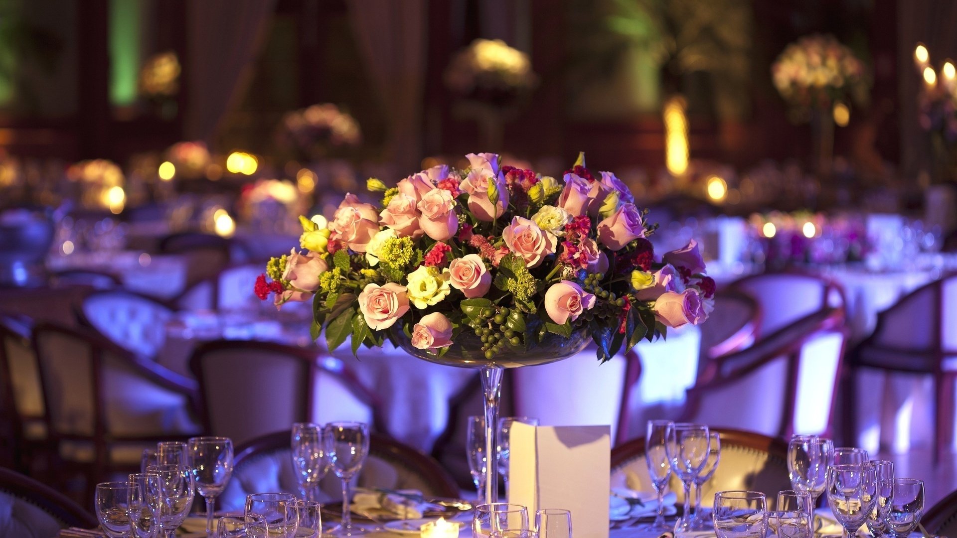 restaurant tisch gläser blumen urlaub blumenstrauß