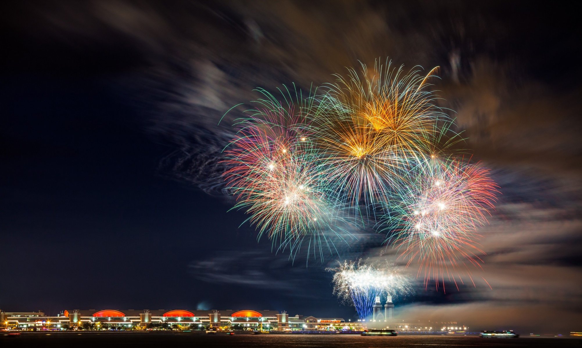 ciudad noche cielo saludo explosiones fuego destellos