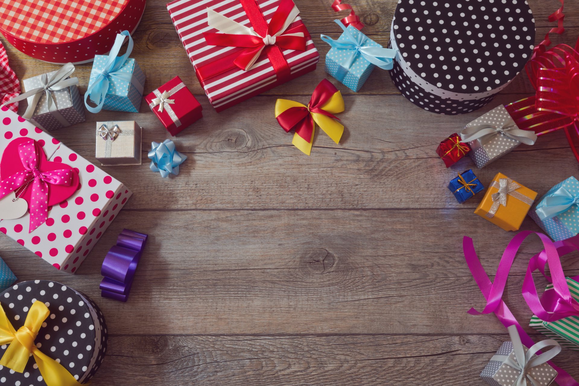 cadeaux boîtes arcs bois coloré